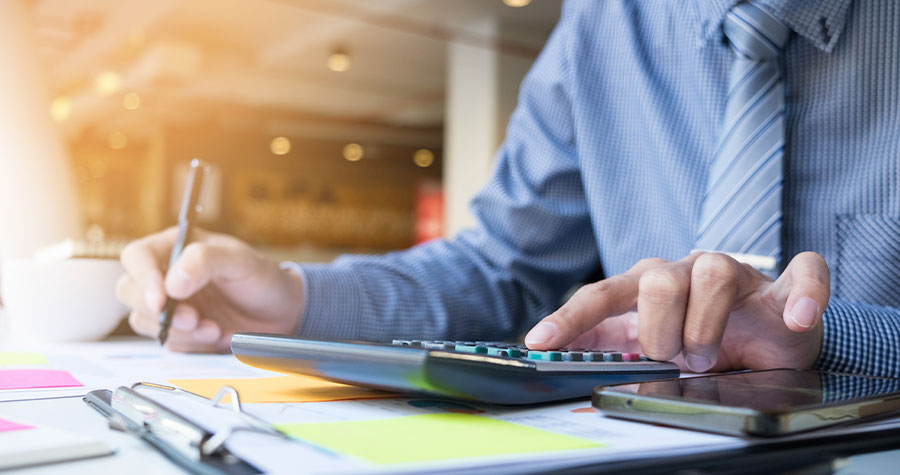 homem calculando a taxa de administração de um consórcio