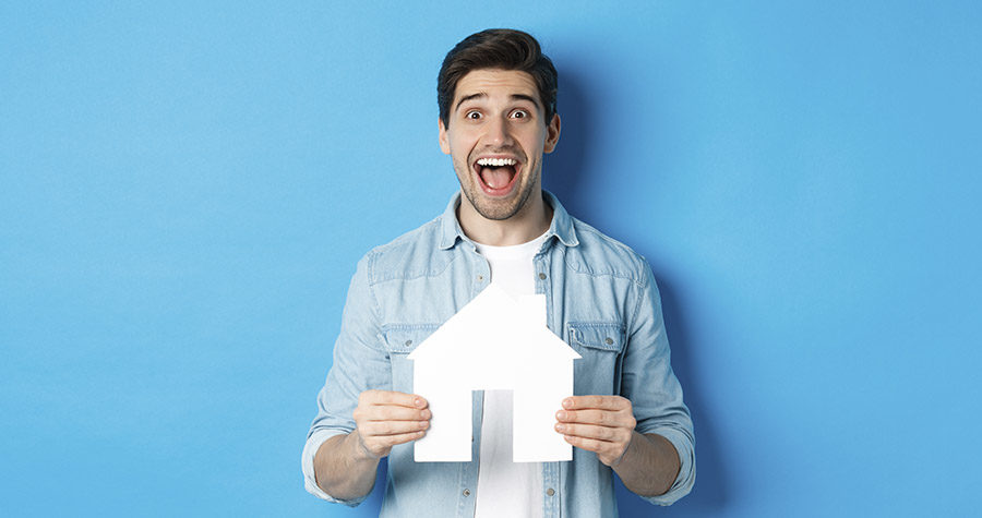 homem com desenho de uma casa nas mãos representando uma case de sucesso