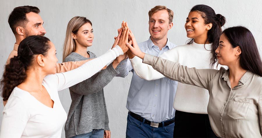 homem e mulheres formando um grupo de consórcio