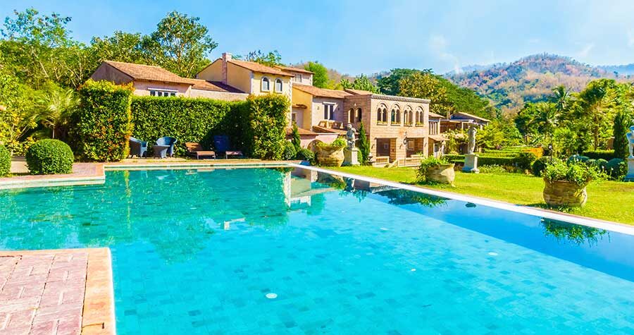 imagem de bela casa com piscina em condomínio de luxo