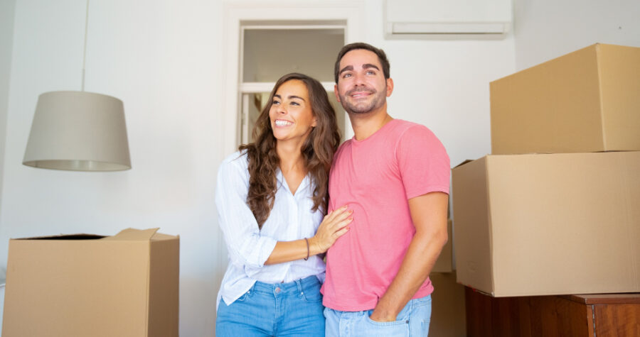 casal feliz em sua casa ou apartamento